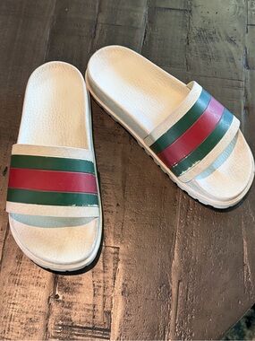 Gucci Pursuit Slides White Embossed Logo Sole